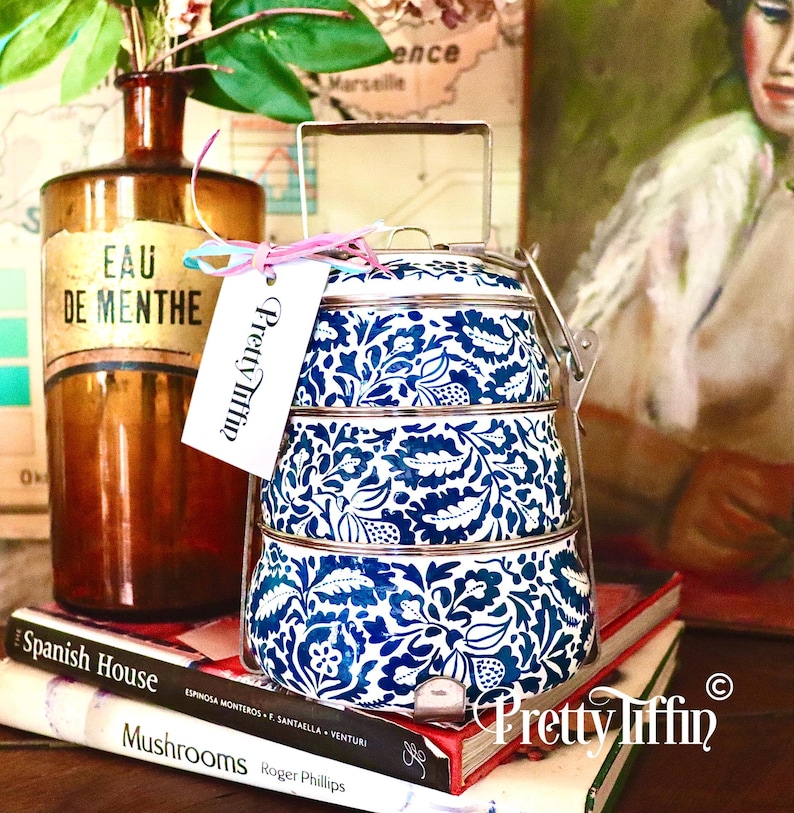 Traditional Tiffin 
Indian Lunchbox 
Sandwich Tin 
Food carrier 
Handpainted tiffin 
Lebensmittelträger  
Compartment Lunchbox 
Lunchbox with Handle 
William Morris  
Arts and Crafts