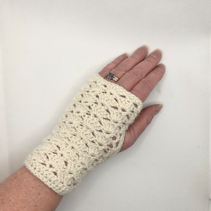 White lace fingerless gloves