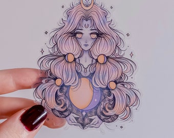Op de afbeelding: Een sticker met een fantasievolle illustratie van een vrouw met lang, golvend paars haar, die een halve maankogel vasthoudt. Ze draagt een kroon van sterren en heeft een delicate, etherische uitstraling.