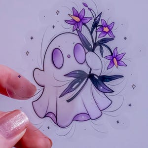 K&ouml;nnte beinhalten: Ein wei&szlig;er Geist mit violetten Augen und einem schwachen L&auml;cheln h&auml;lt einen Strau&szlig; lila Blumen mit dunkelgr&uuml;nen Stielen. Der Hintergrund ist helllila mit wei&szlig;en Sternen.