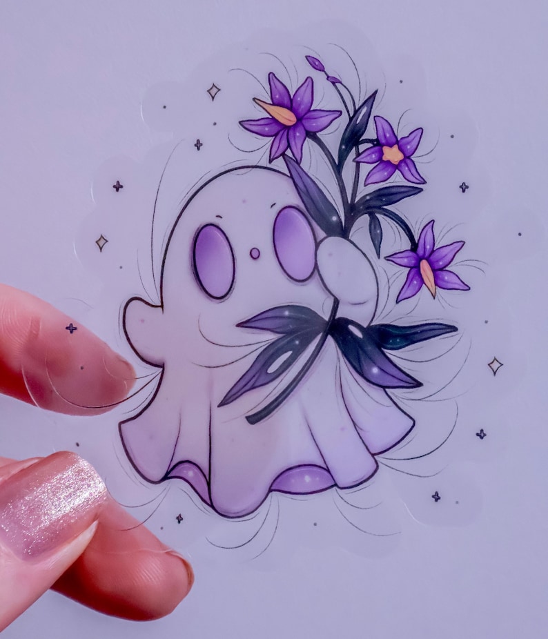K&ouml;nnte beinhalten: Ein wei&szlig;er Geist mit violetten Augen und einem schwachen L&auml;cheln h&auml;lt einen Strau&szlig; lila Blumen mit dunkelgr&uuml;nen Stielen. Der Hintergrund ist helllila mit wei&szlig;en Sternen.