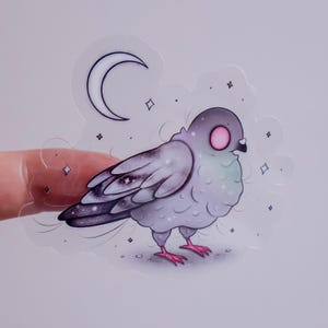 Könnte beinhalten: Ein skurriler Aufkleber mit einer Cartoon-Taube mit Sternenflügeldesign und rosa Augen. Der Vogel ist vor dem Hintergrund eines Halbmonds, Sternen und einer wolkenartigen Form platziert. Der Aufkleber hat einen transparenten Rand.