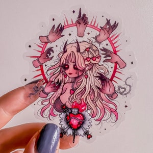 Może przedstawiać: Naklejka przedstawiająca postać z różowymi włosami, czerwonymi oczami i czerwonym sercem przebitym sztyletami. Postać jest otoczona czarnymi dłońmi z czerwonymi akcentami.