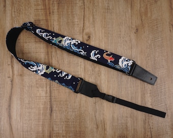 Correia de ukulele personalizada com estampa de carpa koi e extremidades em couro.