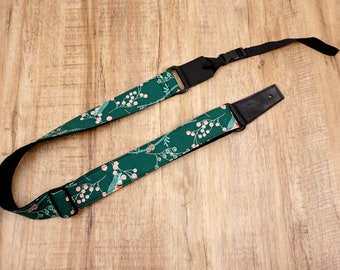 Gepersonaliseerde groene vogel en klein fruit ukeleleband | comfortabele ukeleleband | ukelele geschenken | afstudeercadeau