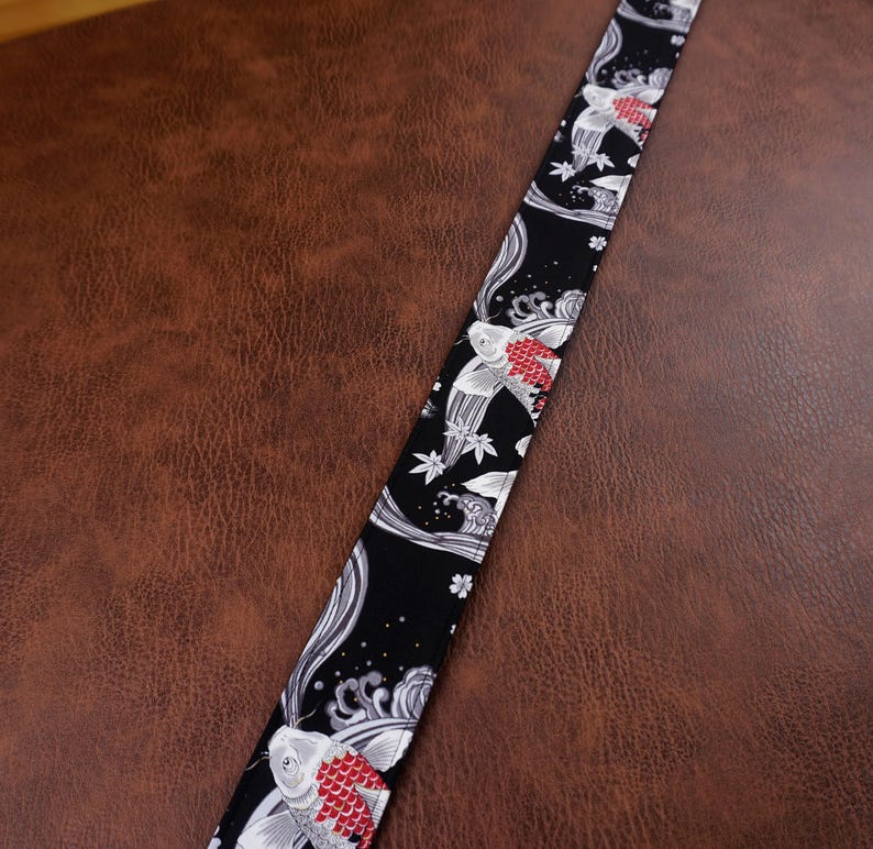 Sangle de guitare personnalisée carpe koï et sakura avec extrémités en cuir Red fish