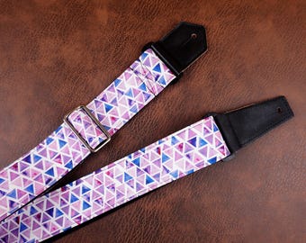 Correa de guitarra hecha a mano con estampado geométrico azul púrpura y extremos de cuero.