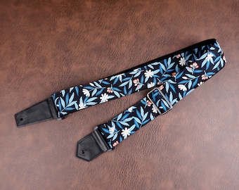 Correa de guitarra floral con ramas y flores personalizadas con extremos de cuero
