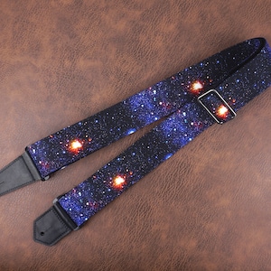 Personalisierter Cosmic Galaxy Gitarrengurt mit Lederenden für Akkustikgitarre, E-Gitarre und Bassgitarre