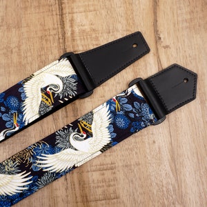 Personalisierter Kran und Chrysanthemen Gitarrengurt mit Lederenden |  für Akkustikgitarre, elektrische Gitarre und Bassgitarre, Geschenk zum Abschluss