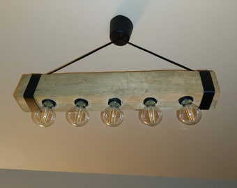 Houten en metalen plafondlamp