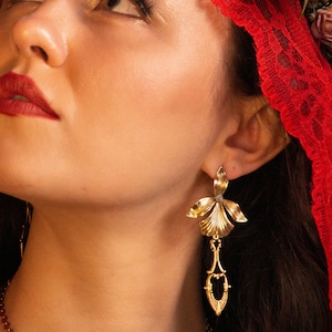 Toothed Iris Earrings: Lace Style