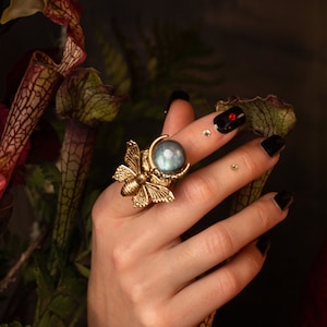 Lunaculture Shield Fingerpiece (Moth)