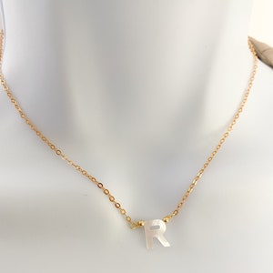 Collar con inicial de nácar, joyería personalizada, collar con letras, collar con nombre, collar personalizado, joyería con inicial, regalo de dama de honor