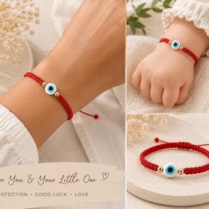 K&ouml;nnte beinhalten: Ein rotes Kordelarmband mit einer zentralen Evil-Eye-Perle in Blau, Wei&szlig; und Schwarz, flankiert von zwei kleinen goldfarbenen Perlen. Das Armband verf&uuml;gt &uuml;ber einen verstellbaren Schiebeknotenverschluss. Der Text lautet: For You & Your Little One.