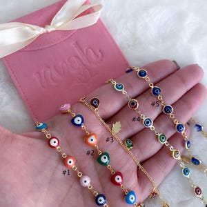 Puede incluir: Diez pulseras de cadena dorada con diferentes amuletos de ojo turco de colores. Las pulseras est&aacute;n numeradas del 1 al 5. Algunas pulseras tienen amuletos de coraz&oacute;n y un amuleto de mano de Hamsa.