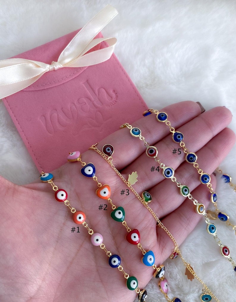 Puede incluir: Diez pulseras de cadena dorada con diferentes amuletos de ojo turco de colores. Las pulseras est&aacute;n numeradas del 1 al 5. Algunas pulseras tienen amuletos de coraz&oacute;n y un amuleto de mano de Hamsa.