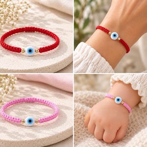 K&ouml;nnte beinhalten: Ein rotes geflochtenes Kordelarmband und ein rosa geflochtenes Kordelarmband, jeweils mit einer zentralen wei&szlig;-blau-schwarzen Schutzaugenperle, die von zwei kleinen goldfarbenen Metallkugeln flankiert wird. Die Armb&auml;nder sind einzeln und getragen abgebildet.