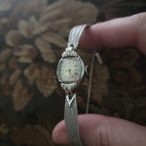 Gorgeous Bulova 17 Jewels ladies wrist watch pre 1950s. Case Back Signed: BULOVA - 862348- 10K Rolled Gold Plated.