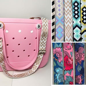 Puede incluir: Un bolso tote rosa con una correa para el hombro estampada. La correa presenta un diseño geométrico blanco y beige. También se muestran correas adicionales con varios diseños, incluidos florales y geométricos. El bolso es de material resistente.