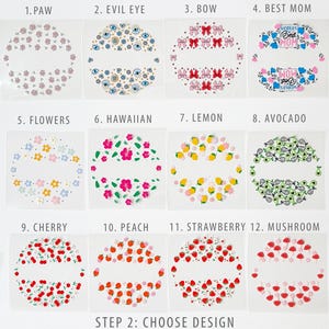 Pode incluir: Uma sele&ccedil;&atilde;o de doze op&ccedil;&otilde;es de design, cada uma com uma disposi&ccedil;&atilde;o circular de elementos decorativos. Os designs incluem patas, olhos malignos, la&ccedil;os, flores, flores havaianas, lim&otilde;es, abacates, cerejas, p&ecirc;ssegos, morangos e cogumelos. O texto inclui "BEST MOM".