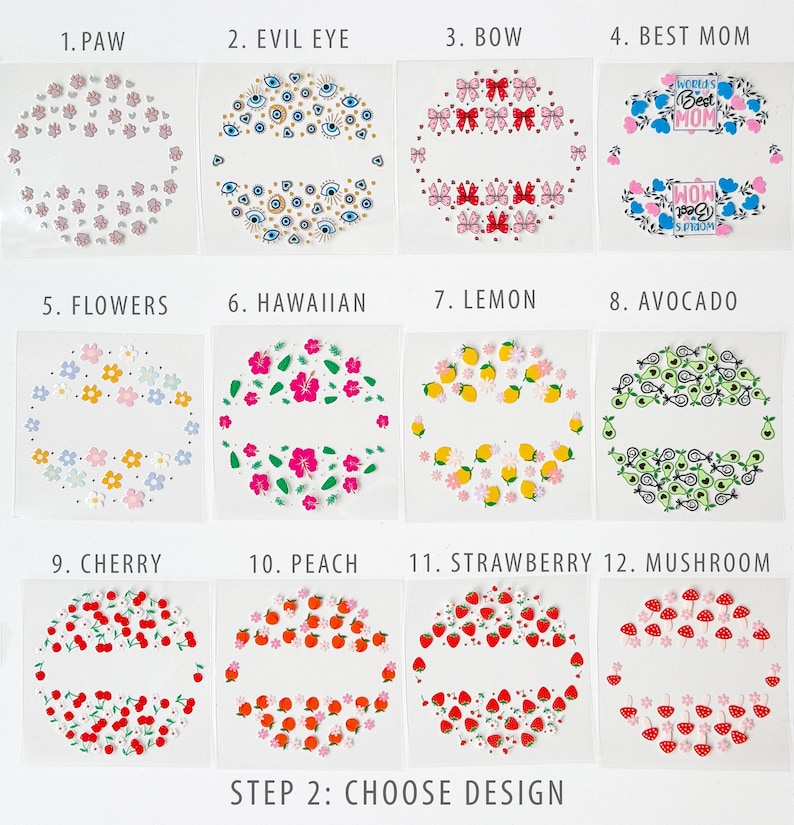 Pode incluir: Uma sele&ccedil;&atilde;o de doze op&ccedil;&otilde;es de design, cada uma com uma disposi&ccedil;&atilde;o circular de elementos decorativos. Os designs incluem patas, olhos malignos, la&ccedil;os, flores, flores havaianas, lim&otilde;es, abacates, cerejas, p&ecirc;ssegos, morangos e cogumelos. O texto inclui "BEST MOM".