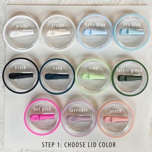 Pode incluir: Uma sele&ccedil;&atilde;o de tampas de canecas em v&aacute;rias cores, incluindo branco, creme, azul beb&eacute;, azul c&eacute;u, preto, azul marinho, lima, verde floresta, rosa choque, lavanda e p&ecirc;ssego. O texto "STEP 1: CHOOSE LID COLOR" &eacute; vis&iacute;vel.