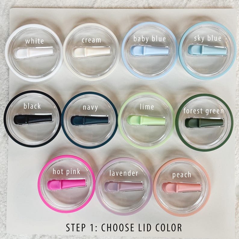 Pode incluir: Uma sele&ccedil;&atilde;o de tampas de canecas em v&aacute;rias cores, incluindo branco, creme, azul beb&eacute;, azul c&eacute;u, preto, azul marinho, lima, verde floresta, rosa choque, lavanda e p&ecirc;ssego. O texto "STEP 1: CHOOSE LID COLOR" &eacute; vis&iacute;vel.