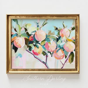 Op de afbeelding: Een schilderij van een perzikboom met roze en witte perziken. De boom is geschilderd in een losse, impressionistische stijl met een lichtblauwe achtergrond. Het schilderij is ingelijst in een gouden lijst.