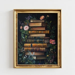 Puede incluir: Una pintura enmarcada de una pila de libros antiguos con acentos florales. Los libros están dispuestos en una torre con los lomos hacia afuera. Las flores son rosas y blancas y están dispuestas alrededor de los libros. El fondo es oscuro y el marco es dorado.