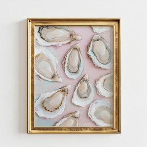 Puede incluir: Una impresión enmarcada de una pintura que presenta un grupo de conchas de ostras sobre un fondo rosa. Las conchas están dispuestas en un patrón aleatorio y están pintadas en un estilo realista.