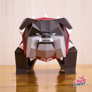 Englische Bulldogge, Papierskulptur, Hundekunst, handgefertigt, Papierhandwerk, Tierreplik, künstlerische Kreation, Bulldoggenrasse, Skulptur,