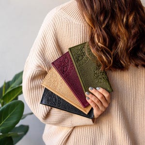 Porte-monnaie en cuir fait main, portefeuille personnalisé en relief, portefeuille en cuir pour femme, cadeau pour grande sœur, cadeau pour parrain, cadeau de départ pour collègue