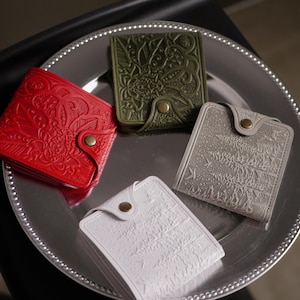 Cartera de piel para hombre con mandala grabado, auténtica y premium, pequeña, plegable, color burdeos, Marsala para mujer.