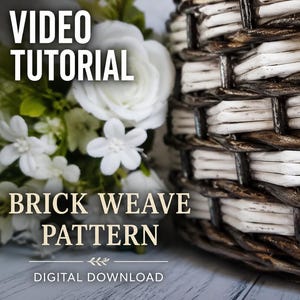 Op de afbeelding: Close-up van een geweven mand met een baksteenweefpatroon. De mand is gemaakt van bruine en witte materialen. Tekst links luidt "VIDEO TUTORIAL" en "BRICK WEAVE PATTERN". De woorden "DIGITAL DOWNLOAD" staan onderaan.