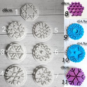 Può includere: Undici stampi rotondi in silicone per la cottura, con motivi a fiocco di neve. Gli stampi hanno un diametro di 8 cm, tranne due che hanno un diametro di 14,5 cm. Ci sono anche due stampi in silicone viola, uno esagonale e uno a forma di fiocco di neve, entrambi di 8 cm di diametro.