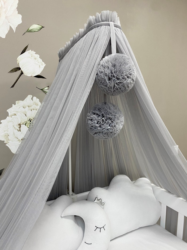 Grå grafitfärgad babybaldakin, specialanpassad baldakin, barnkammare, spjälsängshimlen, sänghimlen för barn, pom-pom-himlen, myggnät bild 7