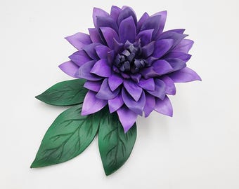 handgemaakte ultrarealistische leren portemonneebedel met dahliabloemen: handgeschilderde leren sleutelhanger met bloemen