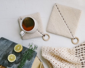 Crochet Pattern / Crochet Potholder / Farmhouse Decor / Crochet Hot Pad / Trivet / Gift Idea / Thermal Stitch/ Casita Potholder Pattern PDF