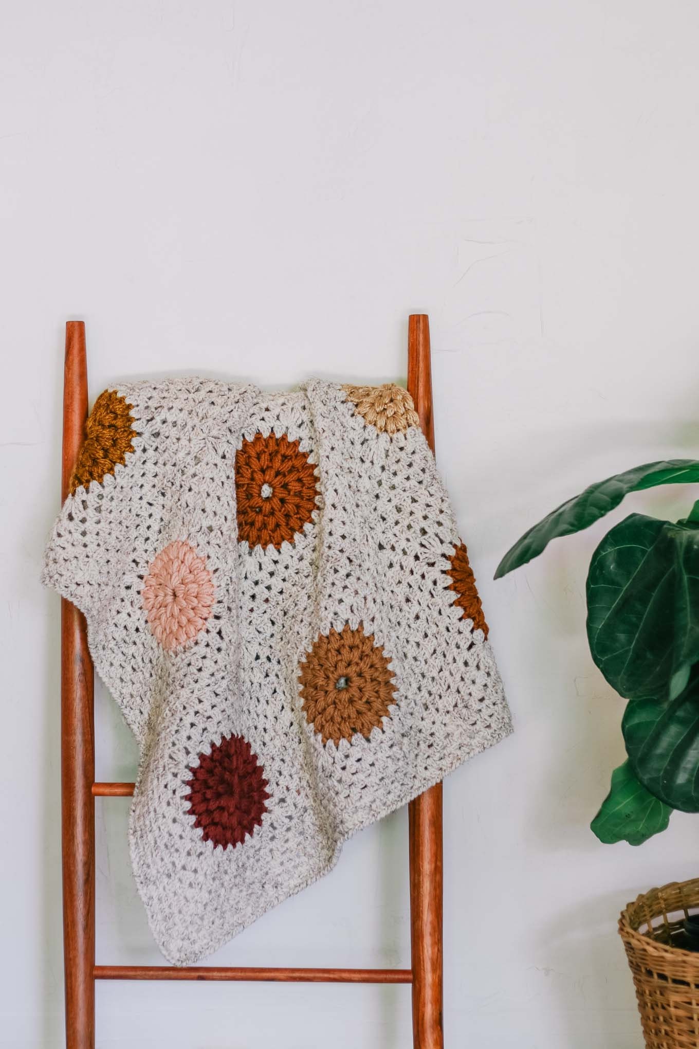 Patrón de Ganchillo / Manta Cuadrada de la Abuela / Manta de Bebé / Afgana / Manta de Tiro / Únete a medida que avanzas / Dahlia Scrapgan PDF
