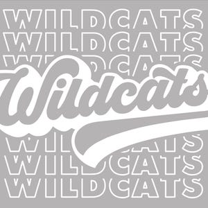 Op de afbeelding: Witte tekst op een grijze achtergrond die "Wildcats" leest in een gestileerd lettertype met een gebogen lijn eronder. Het woord "Wildcats" wordt meerdere keren herhaald in een kleiner lettertype boven en onder de hoofdtekst.
