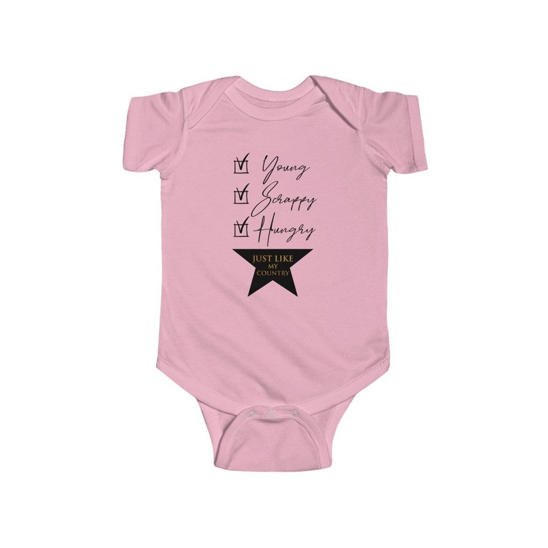 Pode incluir: Macac&atilde;o rosa para beb&ecirc; com uma lista de verifica&ccedil;&atilde;o preta que diz "Young, Scrappy, Hungry" e uma estrela dourada com o texto "Just Like My Country".