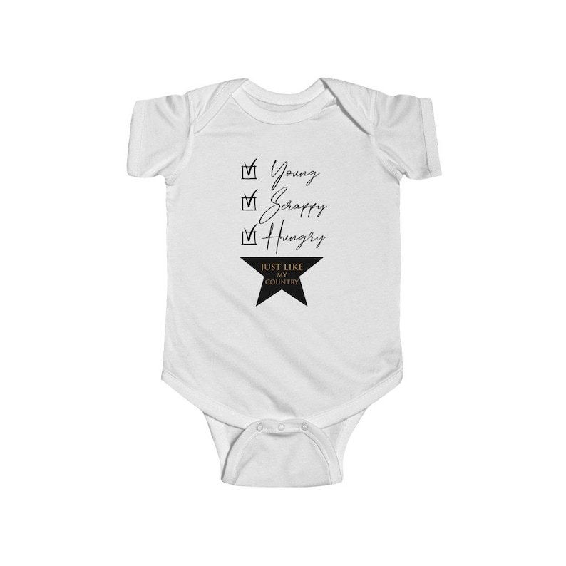 Pode incluir: Macac&atilde;o branco para beb&ecirc; com texto preto que diz "Young, Scrappy, Hungry" e uma estrela preta com texto dourado que diz "Just Like My Country".