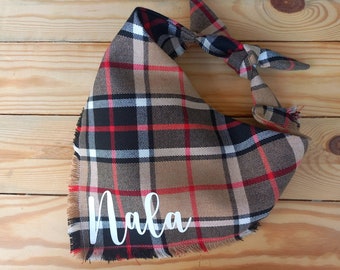 Bandana d’automne avec nom pour chiens, Bandana tartan en beige et rouge, Écharpe tartan personnalisée avec nom, Bandana d’hiver,