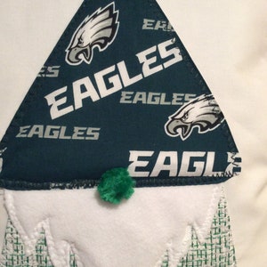 La funda de almohada Philadelphia Eagles Gnome es la compañera perfecta para una aplicación de máquina de fans de los Eagles sobre tela blanca con cierre de cremallera.