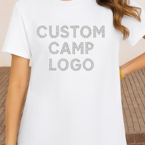Aangepast kamp-T-shirt met VOLLEDIG LOGO met strassteentjes
