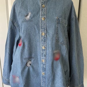 Op maat gemaakte college geborduurde denim blouse met knopen | Schoolfeestje