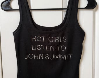 Des filles sexy écoutent un débardeur à strass John Summit