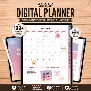 Puede incluir: Una agenda digital sin fecha mostrada en la pantalla de una tableta, con una página de calendario de enero con notas escritas a mano, pegatinas y pestañas con hipervínculos. La agenda incluye más de 133 páginas, un lápiz óptico y pegatinas adicionales. La interfaz está organizada con secciones para tareas importantes, notas e ideas.