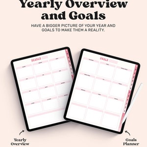 以下が含まれることがあります： ピンクのアクセントが付いた年間概要と目標プランナーを表示する2台のデジタルタブレット。画面には月と目標カテゴリのグリッドレイアウトが表示されています。白いスタイラスペンが目標プランナーの横に置かれています。テキストにはYearly Overview and Goalsと記載されています。